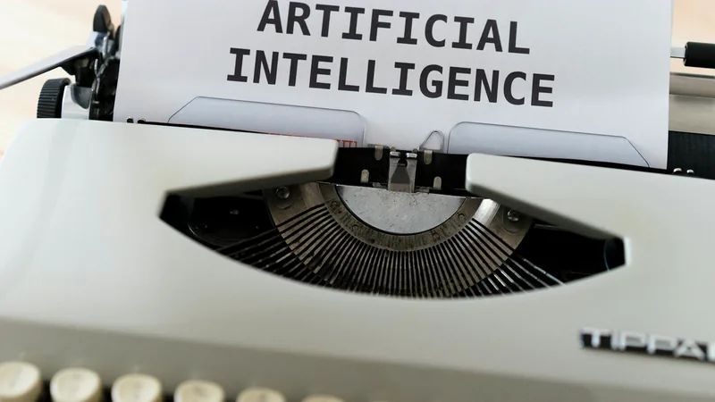 Vintage-Schreibmaschine mit eingespanntem Papier, auf dem 'ARTIFICIAL INTELLIGENCE' getippt steht – Symbolbild für die Verbindung von Handwerk und KI im Webdesign