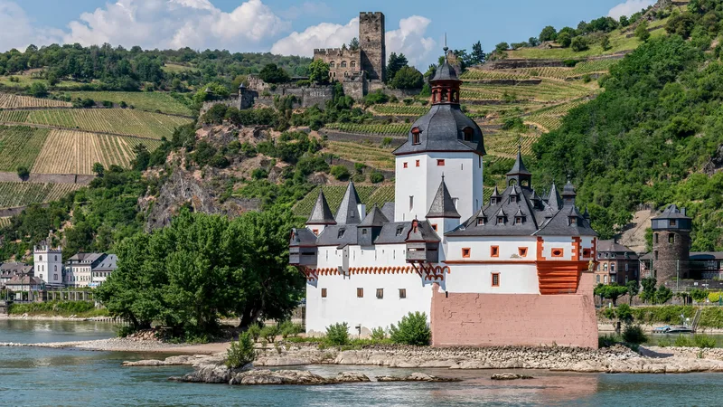 Burg Pfalzgrafenstein im Rhein mit Weinbergen und Burg Gutenfels im Hintergrund – UNESCO-Welterbe Oberes Mittelrheintal
