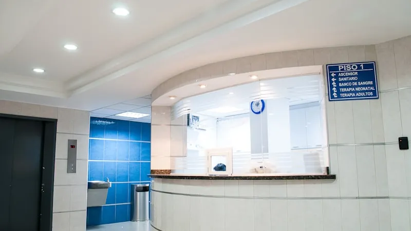 Helle, moderne Arztpraxis mit Empfangsbereich – Symbolbild für professionelle Praxis-Websites