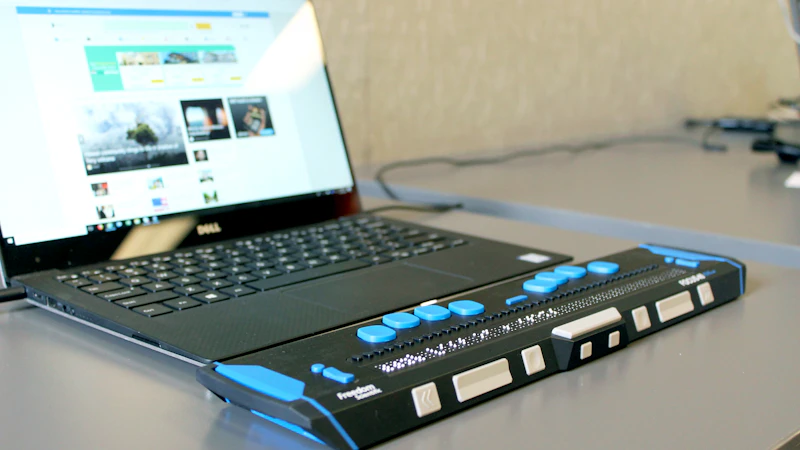 Laptop auf einem aufgeräumten Schreibtisch – Symbolbild für eine barrierefreie Website, die jeder Mensch bedienen kann