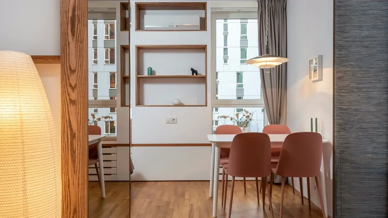 Helles, modern eingerichtetes Wohnzimmer mit Esstisch und großen Fenstern – Symbolbild für hochwertige Exposé-Fotografie und Immobilien-Webdesign