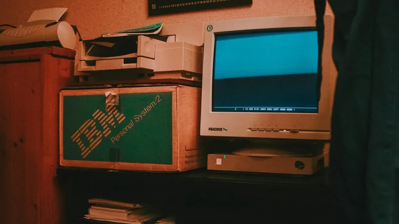 Veralteter Computer-Bildschirm mit einer alten Website – Symbolbild für veraltete Firmenwebsites